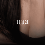 Vue rapprochée d’un buste féminin portant un soutien-gorge noir, illustration d’une intervention de chirurgie esthétique mammaire Mia Femtech.