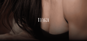 Vue rapprochée d’un buste féminin portant un soutien-gorge noir, illustration d’une intervention de chirurgie esthétique mammaire Mia Femtech.
