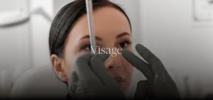 Patiente lors d’une consultation ou d’un soin de médecine esthétique du visage, avec un praticien portant des gants.