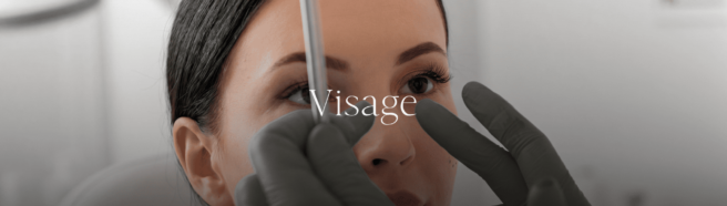 Patiente lors d’une consultation ou d’un soin de médecine esthétique du visage, avec un praticien portant des gants.