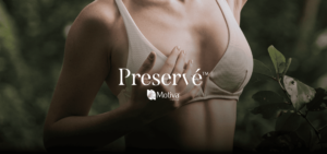 Buste féminin portant une brassière claire en extérieur, illustration d’un résultat naturel en chirurgie esthétique mammaire avec implants Motiva Preservé.
