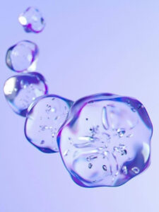 Gouttelettes de gel translucide illustrant la texture d'un biostimulateur collagénique injectable, traitement de rajeunissement cutané proposé à Nantes