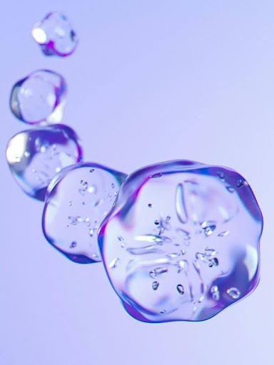 Gouttelettes de gel translucide illustrant la texture d'un biostimulateur collagénique injectable, traitement de rajeunissement cutané proposé à Nantes